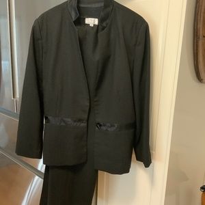 Women’s 2 pc Black Wool Pant Suit